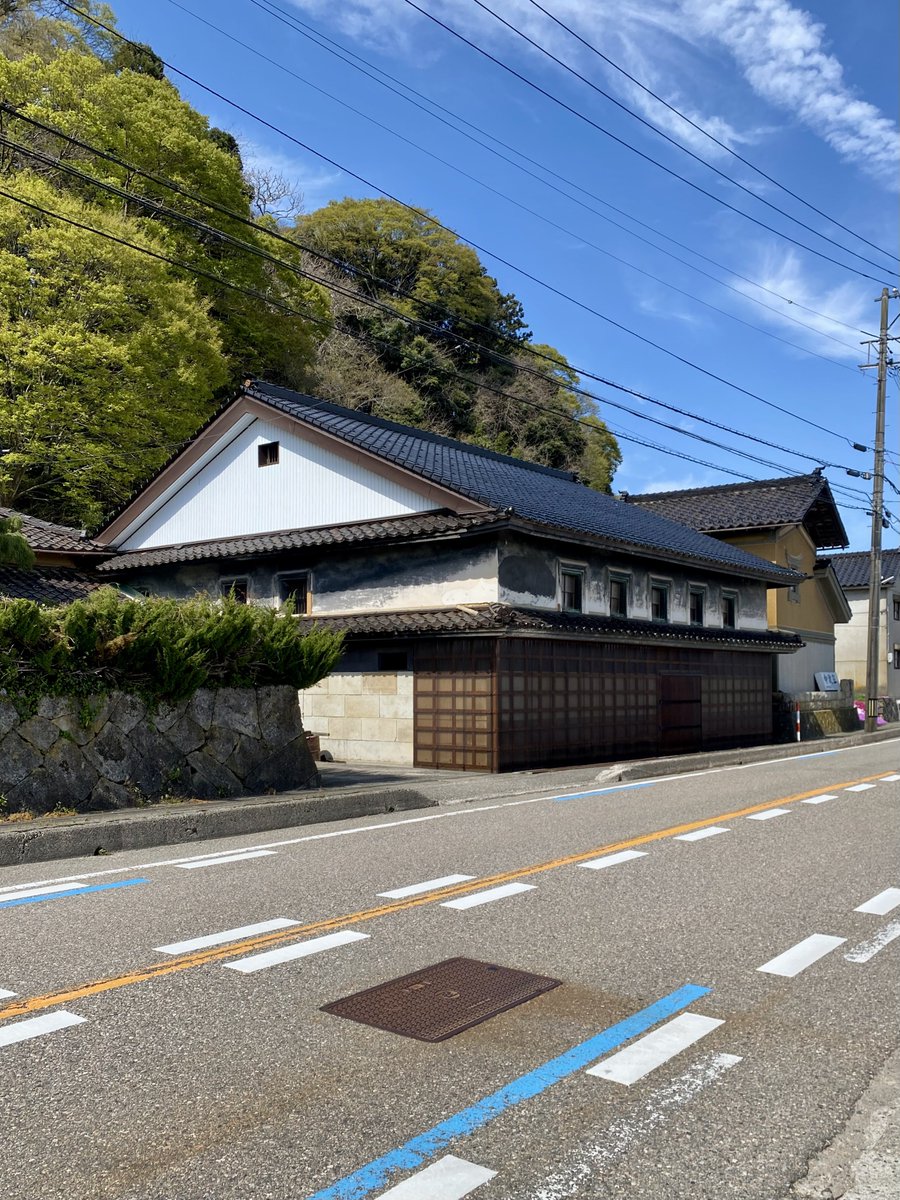 curiositydrivin's tweet photo. 【とある土蔵3】
[所在地] 富山県氷見市
[竣工] 明治時代
[設計] 不詳
[構造] 土蔵造
[規模] 地上2階(一部3階)
[施工] 不詳
1階は網蔵、2階が衣装・味噌・米蔵、一部3階部分に蚕棚が割り当てられた土蔵。
外観を見ると入母屋造りと小庇が印象に残る土蔵でもありました。
#氷見市の建築
#CD202604W3 https://t.co/3BiHxnZHYC