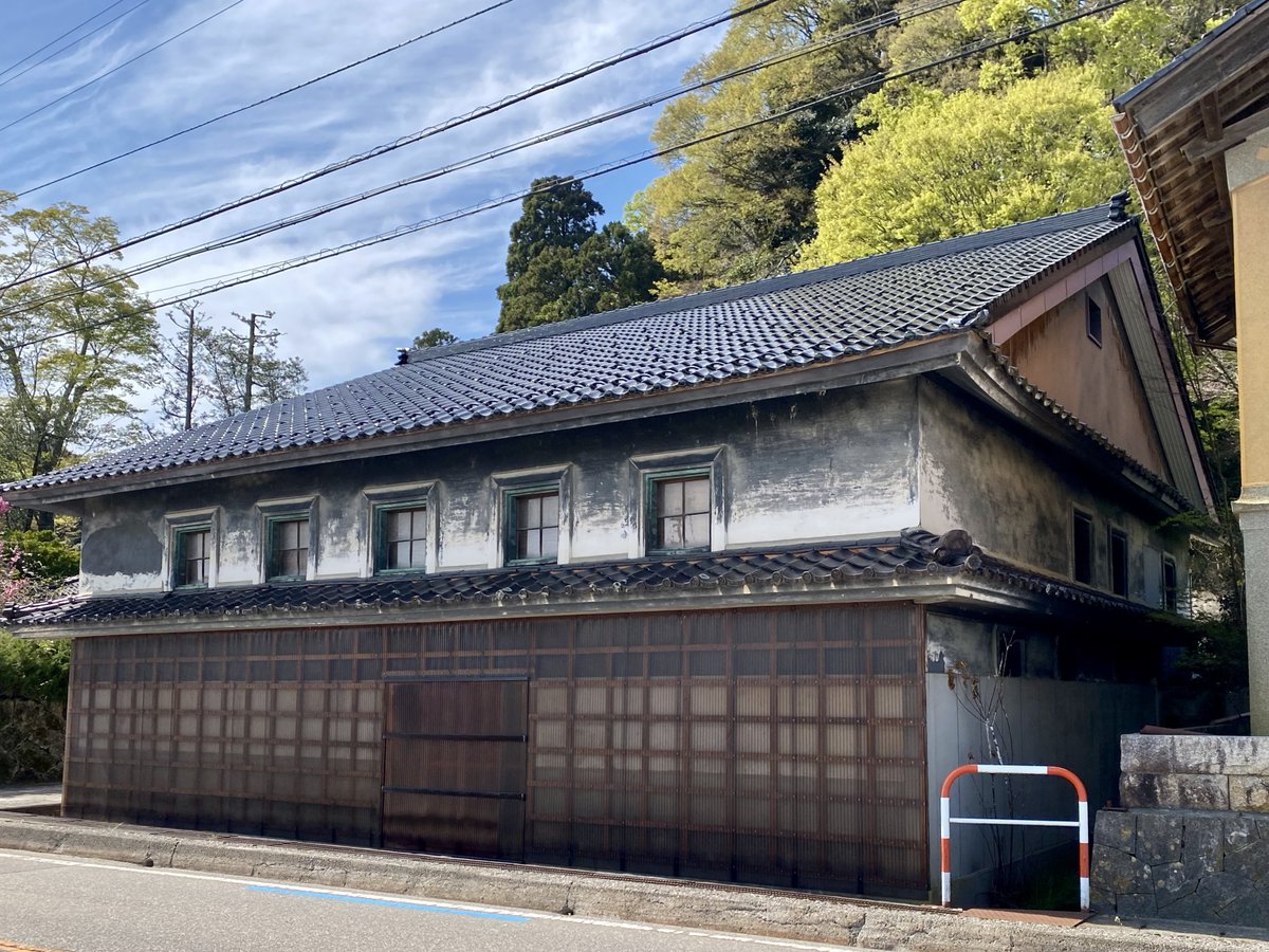curiositydrivin's tweet photo. 【とある土蔵3】
[所在地] 富山県氷見市
[竣工] 明治時代
[設計] 不詳
[構造] 土蔵造
[規模] 地上2階(一部3階)
[施工] 不詳
1階は網蔵、2階が衣装・味噌・米蔵、一部3階部分に蚕棚が割り当てられた土蔵。
外観を見ると入母屋造りと小庇が印象に残る土蔵でもありました。
#氷見市の建築
#CD202604W3 https://t.co/3BiHxnZHYC
