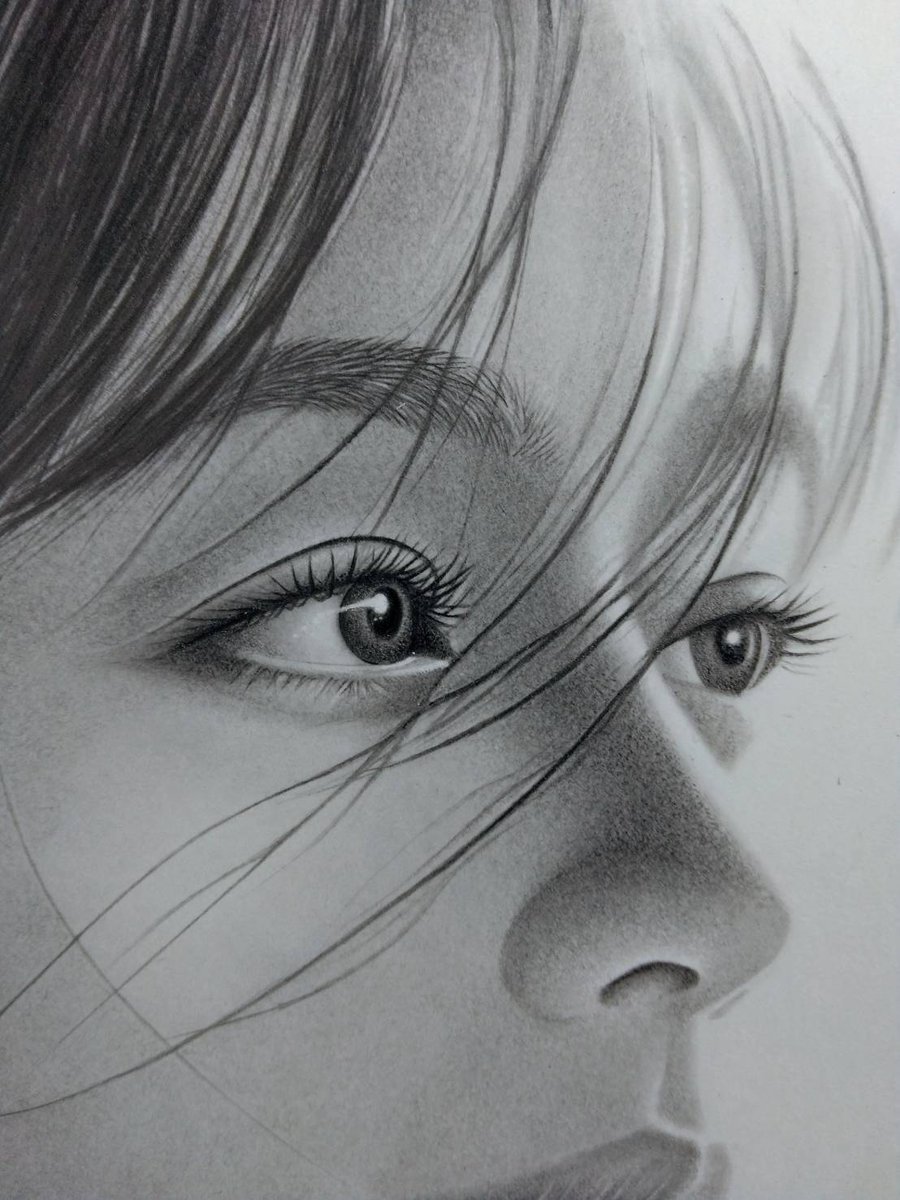 mirokuart369's tweet image. ●鉛筆画(pencildrawing)

途中経過です
肌の質感をイメージして、ここから滑らかさと細かさを＋していきます✏

#Pencildrawing
#鉛筆画
#モノクロ画
#女性画
#人物画