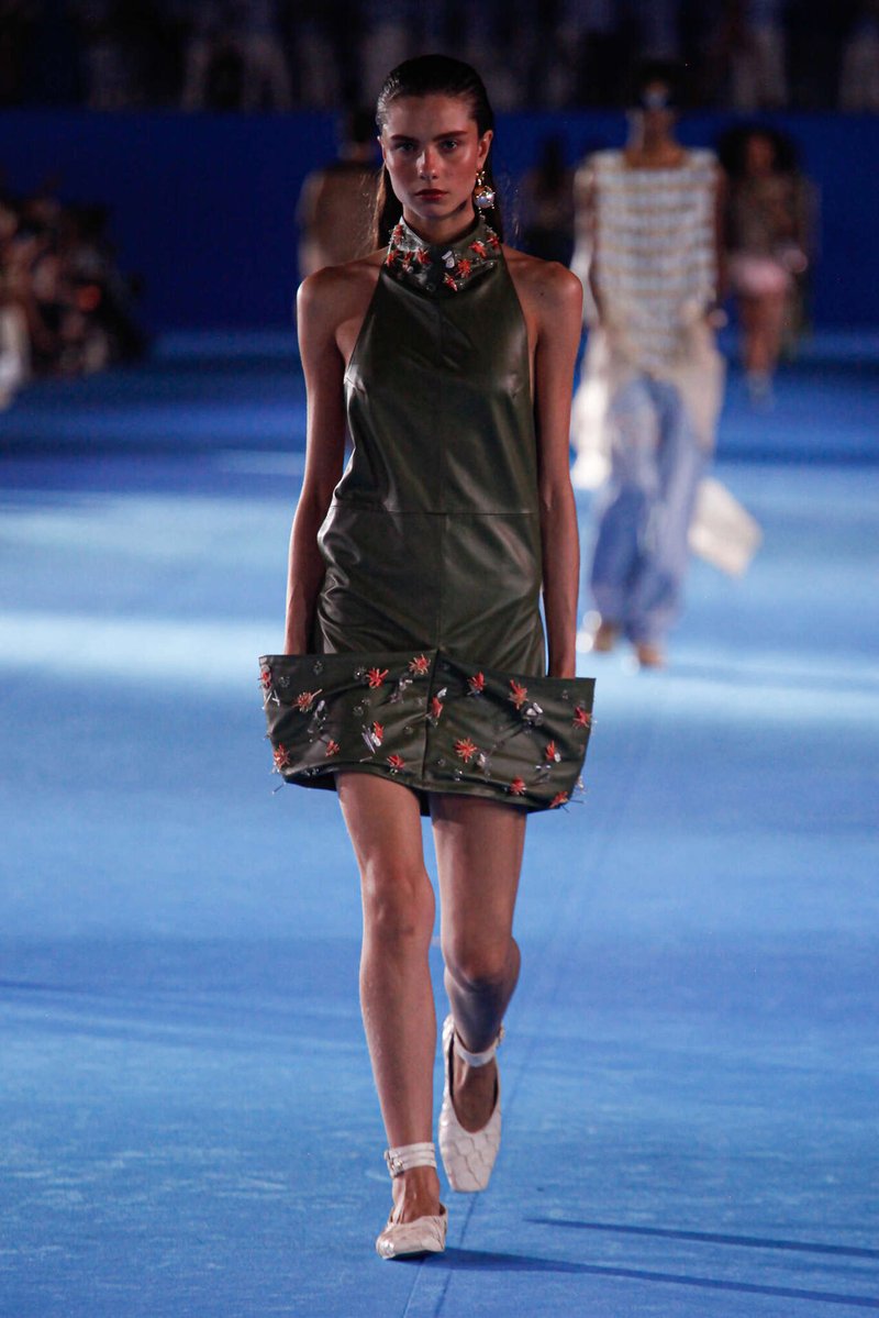 kendam_com's tweet image. Misci Spring Summer 2027 collection -ESCAPISMO TROPICAL- presented at Sambódromo Marquês de Sapucaí, Rio de Janeiro, Brazil (April 17, 2026) kendam.com/news/fashion-s…

#Misci #SS27 #Runway #Rio #Kendam