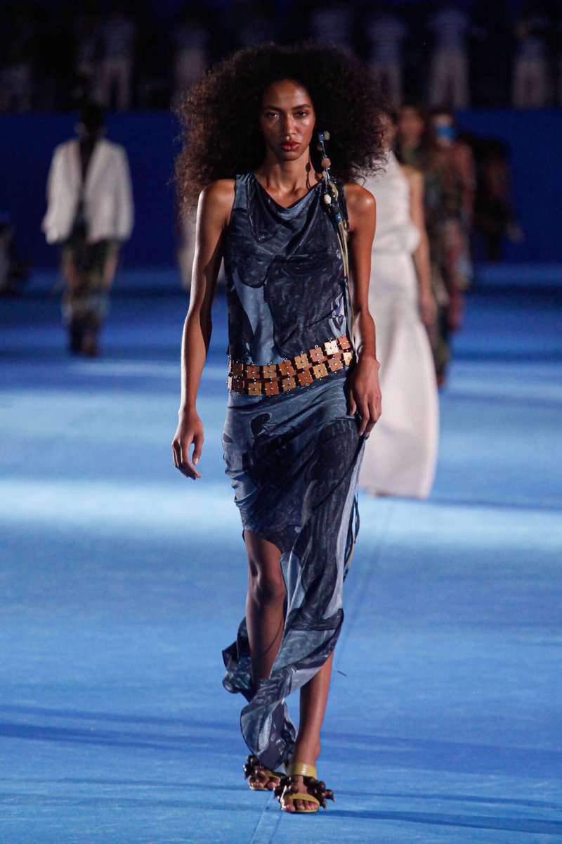 kendam_com's tweet image. Misci Spring Summer 2027 collection -ESCAPISMO TROPICAL- presented at Sambódromo Marquês de Sapucaí, Rio de Janeiro, Brazil (April 17, 2026) kendam.com/news/fashion-s…

#Misci #SS27 #Runway #Rio #Kendam