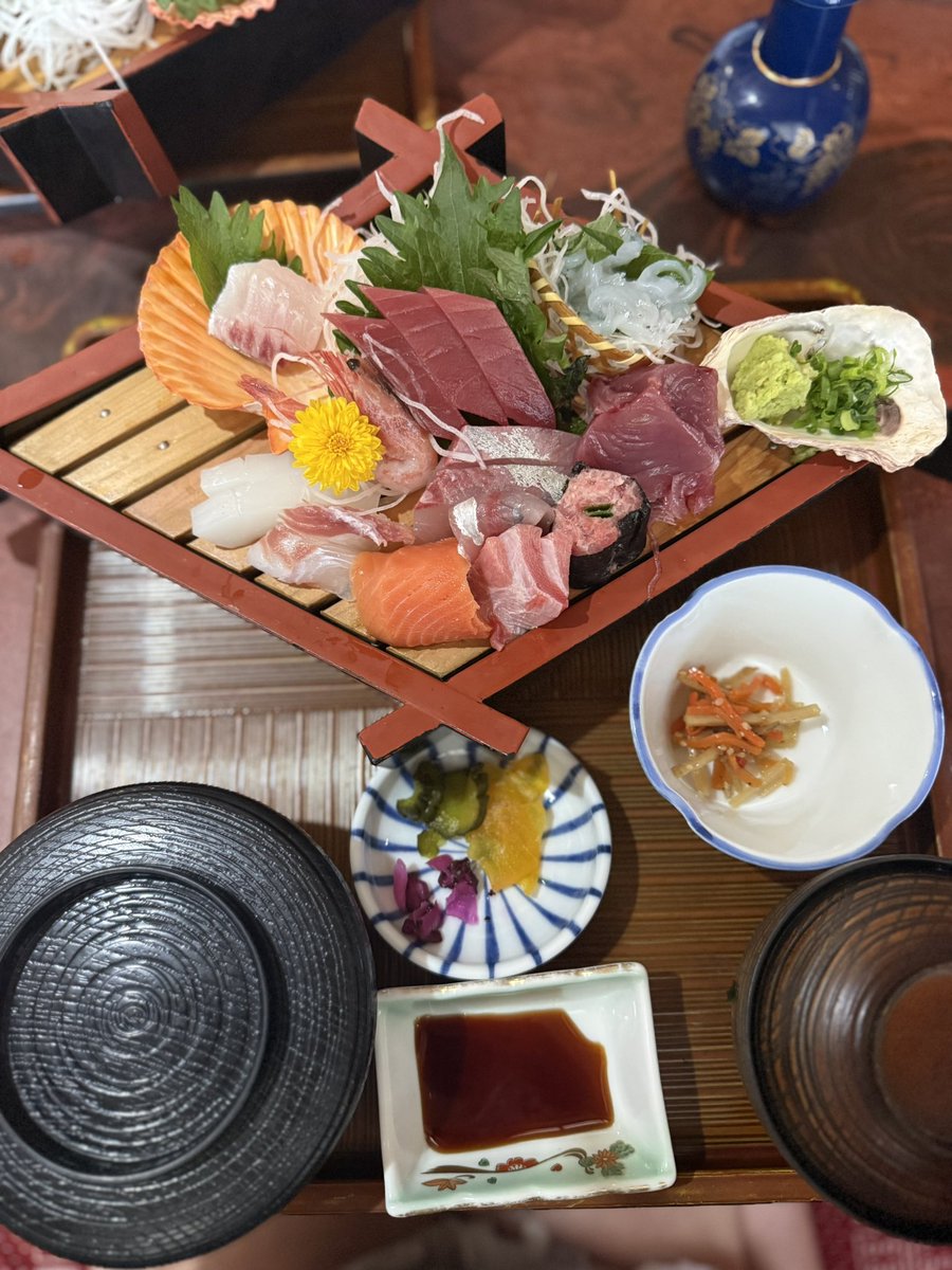 美味しいご飯でパワー付けてきた💪🏻⋆͛
27日は3回目の来店でまたお邪魔するよ💖

様々な取材もあるようだ😳😳😳

モンスターとコラボしてるよ🔋⚡️
かっくいい！！！！
差し入れもモンスターが多くて嬉しい💖

よーし！後半も楽しんじゃいましょ☄️☄️☄️

#PR https://t.co/F1KsUXdzFF