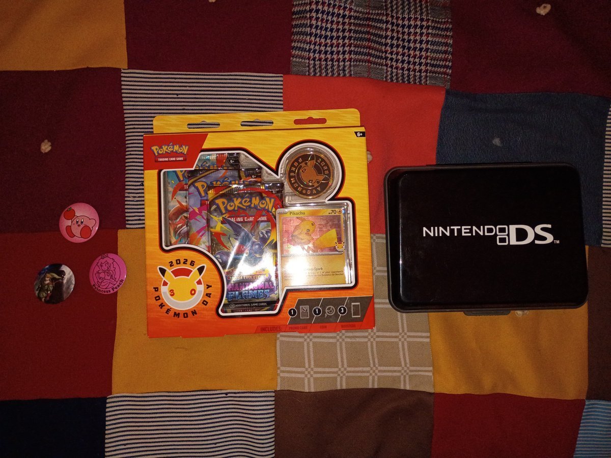 NintendoMan064's tweet image. Got some late birthday gifts from my sister.🎁 She give a DS case, some pins, &amp;amp; a pack of Pokemon Cards. Been trying to some of them for a long time now. And I got lucky on it too.👍
#Nintendo #NintendoCollection