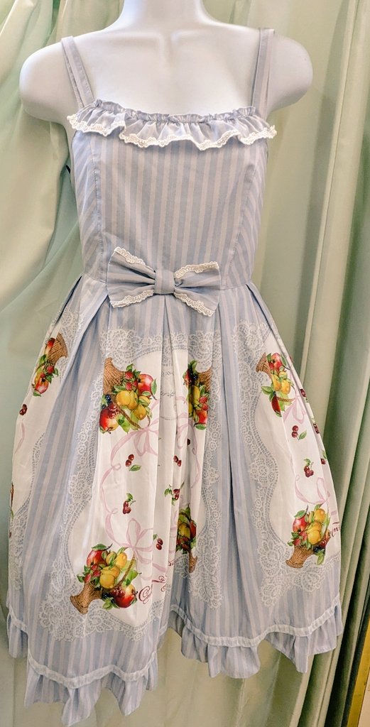 mdk_cos_fko's tweet image. 🎀販売情報🎀

Emily Temple cute(エミリーテンプルキュート) 　　

Fruit バスケット ノースリーブワンピース サックス

ジャム瓶ジャガードキャミソールワンピース　赤
#emilytemplecute #disney #エミリーテンプルキュート #エミキュ #ロリィタ服

通販はコチラ🛒⤵ 
order.mandarake.co.jp/order/listPage…