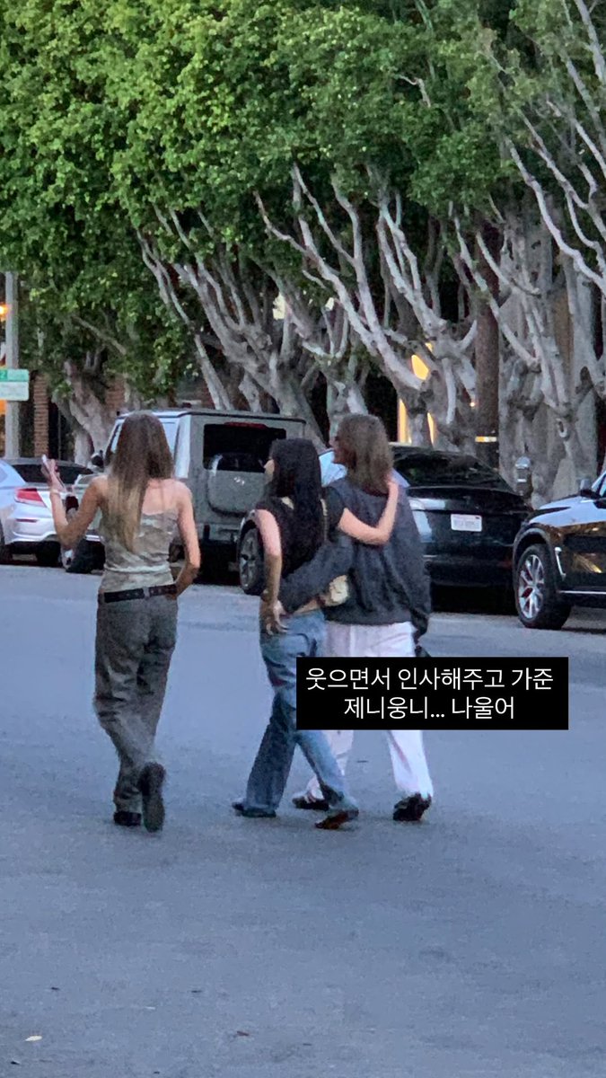OP saw Jennie at Beverly Hills with SimiHaze, she said "Jennie unnie who greeted me with a smile and left... I'm crying". Jennie never be the mean girl how her antis framed to be.