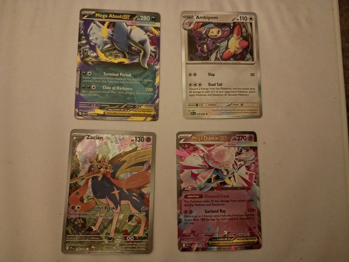 NintendoMan064's tweet image. Got some late birthday gifts from my sister.🎁 She give a DS case, some pins, &amp;amp; a pack of Pokemon Cards. Been trying to some of them for a long time now. And I got lucky on it too.👍
#Nintendo #NintendoCollection