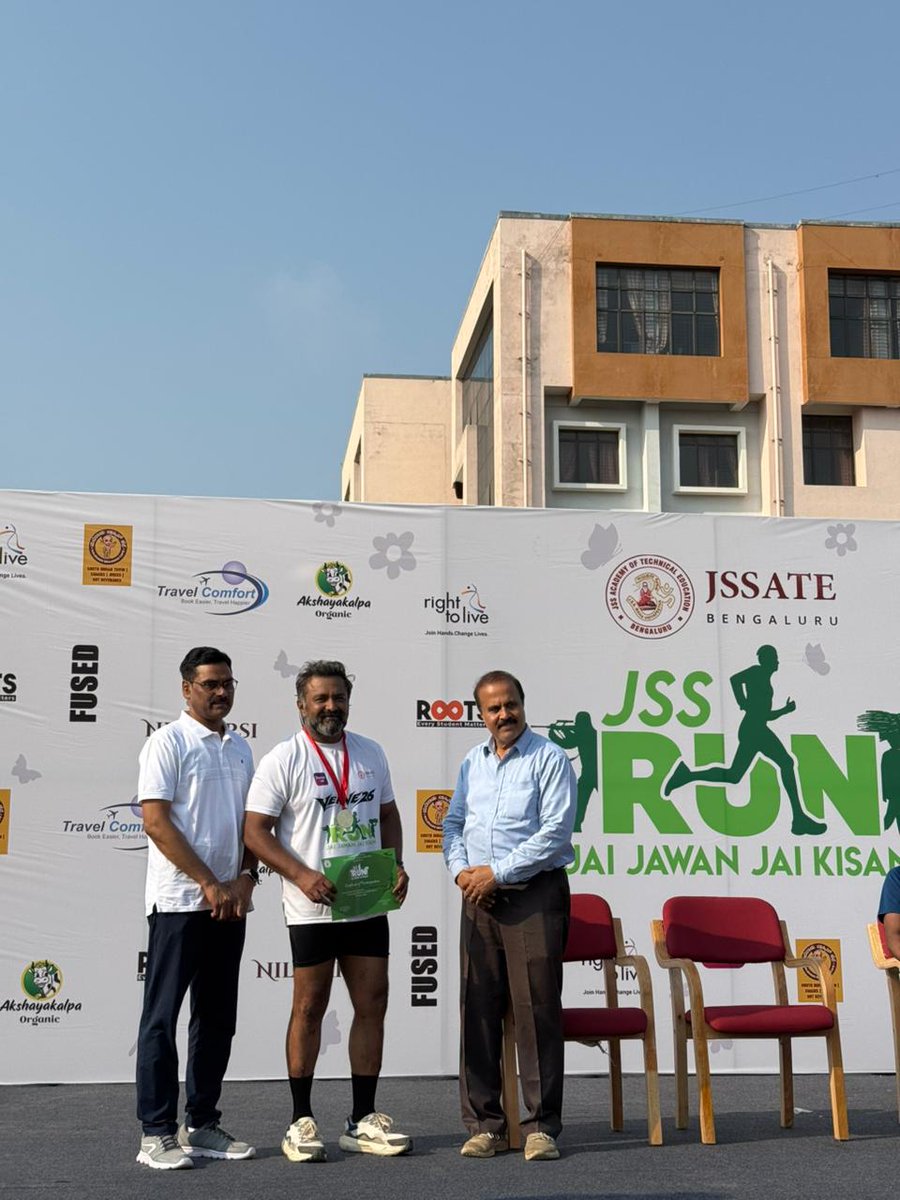NaveenKrishnaBS's tweet photo. 10k marathon today👍👍👍organised by JSS TECHNICAL COLLEGE TO HONOUR OUR SOLDIERS... JAI JAVAN 🙏🙏🙏
#10kmarathon
#fitness
#health
#agefactor https://t.co/Azq12YDB2e