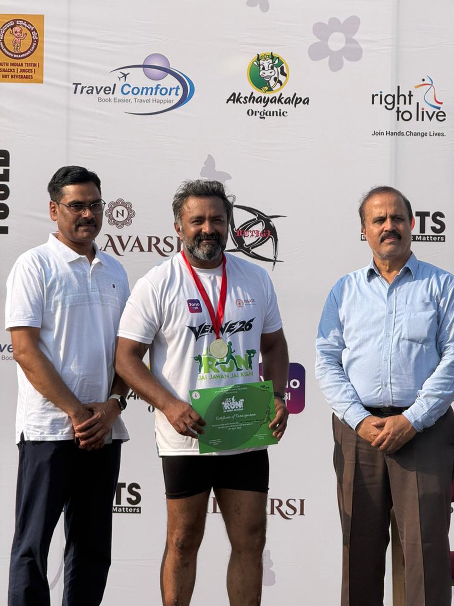 NaveenKrishnaBS's tweet photo. 10k marathon today👍👍👍organised by JSS TECHNICAL COLLEGE TO HONOUR OUR SOLDIERS... JAI JAVAN 🙏🙏🙏
#10kmarathon
#fitness
#health
#agefactor https://t.co/Azq12YDB2e