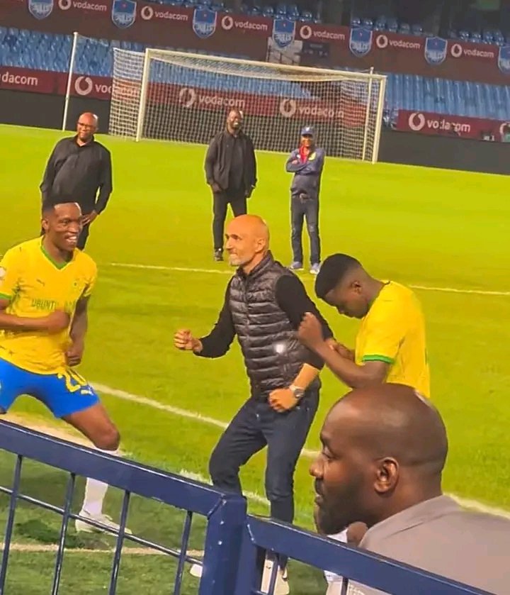 Ray_MminaTau's tweet image. Wake up, Masandawana. 
We are in the CAFCL finals for the second time in a row.

E boima this thing. 
Boroko dololo!!!
#CAFCL 
#Sundowns 
#Bringithome.