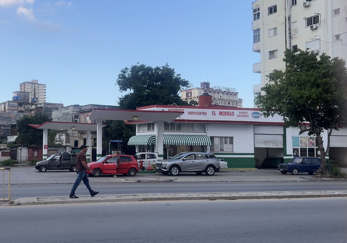 14ymedio's tweet image. #Video Las autoridades cubanas alquilan gasolineras a mipymes privadas bit.ly/3OFzbU9  

👉🏻En el servicentro Acapulco, en La Habana, una empresa despacha combustible comprado en Estados Unidos