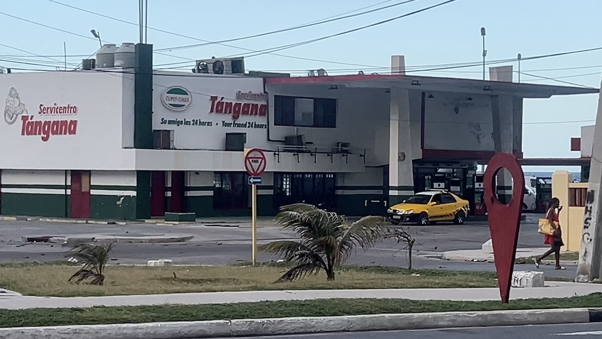 14ymedio's tweet image. #Video Las autoridades cubanas alquilan gasolineras a mipymes privadas bit.ly/3OFzbU9  

👉🏻En el servicentro Acapulco, en La Habana, una empresa despacha combustible comprado en Estados Unidos