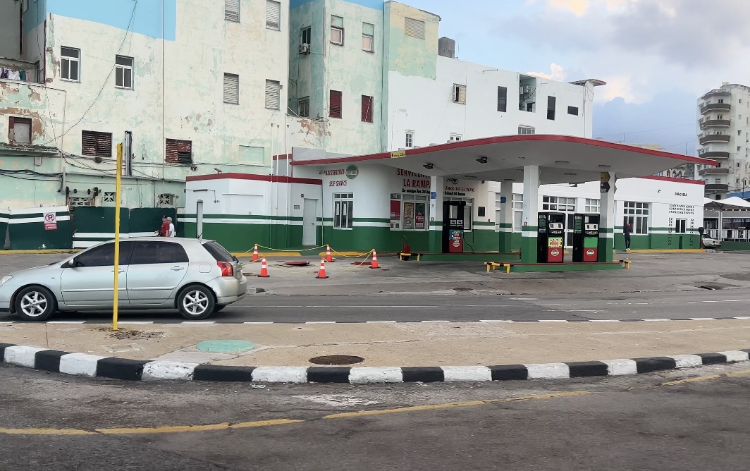 14ymedio's tweet image. #Video Las autoridades cubanas alquilan gasolineras a mipymes privadas bit.ly/3OFzbU9  

👉🏻En el servicentro Acapulco, en La Habana, una empresa despacha combustible comprado en Estados Unidos