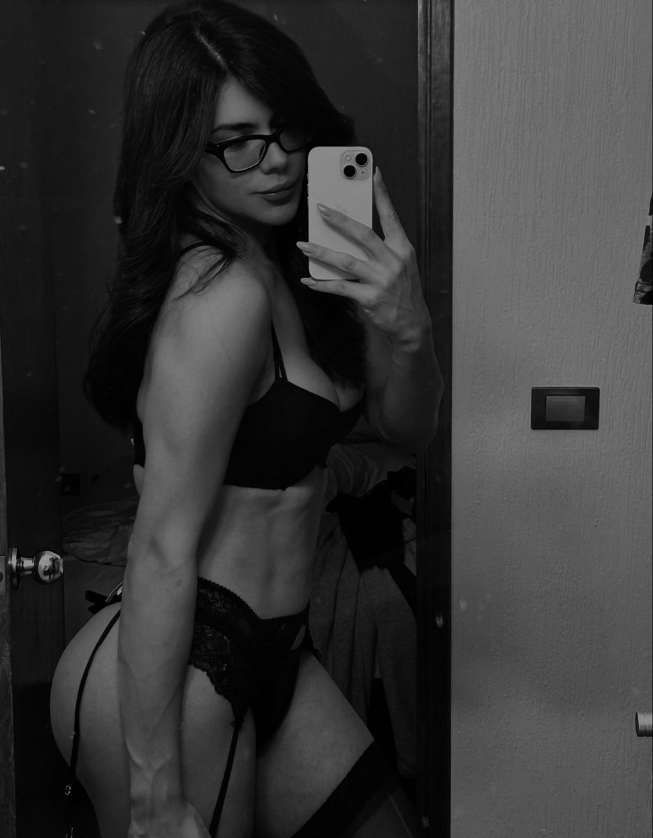 Ana Noir ✨ tweet media