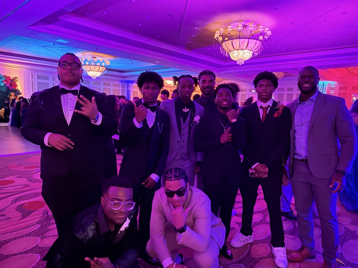 coachdhicks's tweet image. A few 📸 #Prom26 @PaetowFootball! #family
