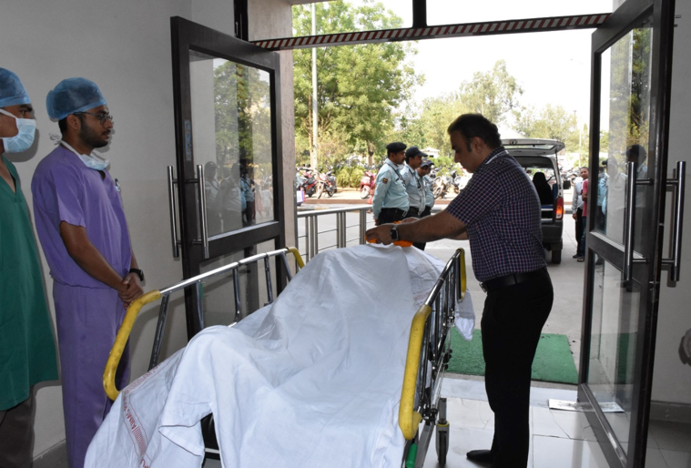 aiims_rpr's tweet photo. दुःख की घड़ी में अद्भुत मानवता—शंकर नगर (Raipur) के 39 वर्षीय दाता के परिवार ने अंगदान कर दो मरीजों को नई जिंदगी दी। AIIMS Raipur में दोनों किडनी प्रत्यारोपण सफल रहे और मरीज अब स्थिर हैं। यह निर्णय कई परिवारों के लिए आशा की किरण है। #अंगदान #GiftOfLife #AIIMSRaipur https://t.co/szHqOX4nCR