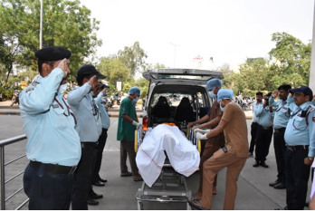 aiims_rpr's tweet photo. दुःख की घड़ी में अद्भुत मानवता—शंकर नगर (Raipur) के 39 वर्षीय दाता के परिवार ने अंगदान कर दो मरीजों को नई जिंदगी दी। AIIMS Raipur में दोनों किडनी प्रत्यारोपण सफल रहे और मरीज अब स्थिर हैं। यह निर्णय कई परिवारों के लिए आशा की किरण है। #अंगदान #GiftOfLife #AIIMSRaipur https://t.co/szHqOX4nCR