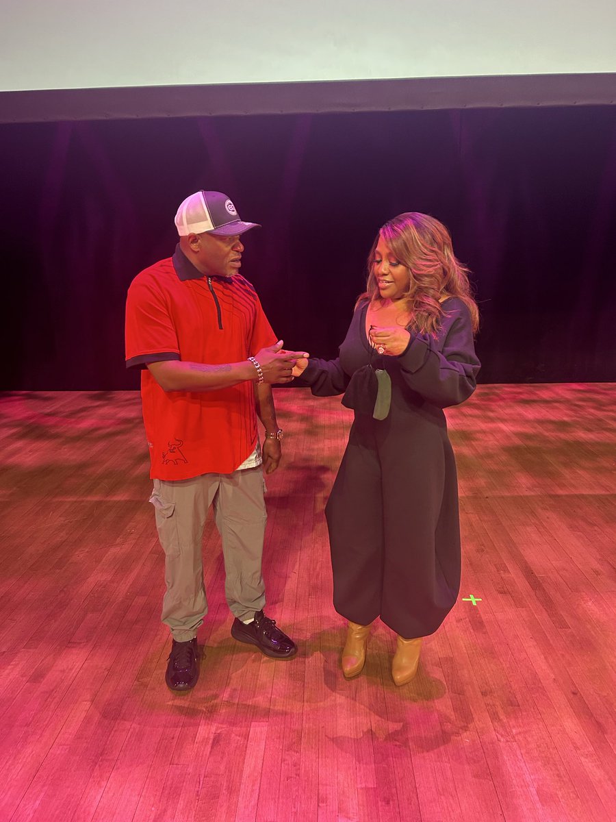 peeandflea's tweet image. @sherrieshepherd
I told her all I needed was a shot 💯

She granted it — held our product and took this moment with me 🙌🏾

And the show was AMAZING 🔥
Big love to @SherriShepherd for the energy and the laughs 💯

The OG Collection — By Pvibe

#OG #ByPvibe #PeeandFlea