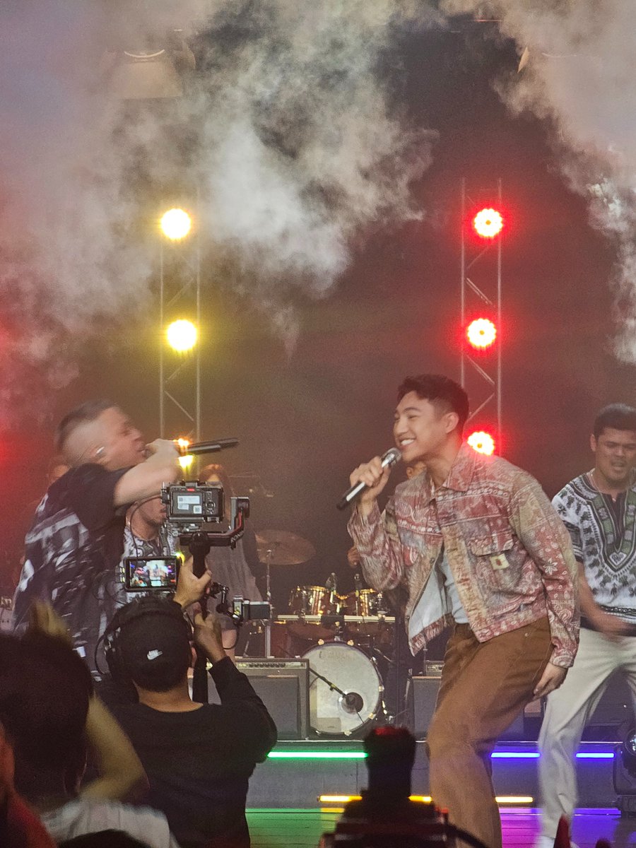 OPENING NA!

Bamboo, Jason Dy, Darren and Jarlo Base! 

Party is on! Grabe, music fest feels! 

#ASAPMusicFestival