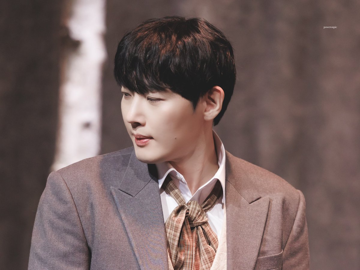 poweronpic's tweet photo. 250418 밤 헤르츠클란 • 커튼콜 데이
#정재환 싱클레어
#김도빈 데미안
#최찬웅 크나우어
#안창용 알폰스 벡

아름다운 건 왜 우리를 스쳐 지나갈까 https://t.co/bxDjDH6pjh