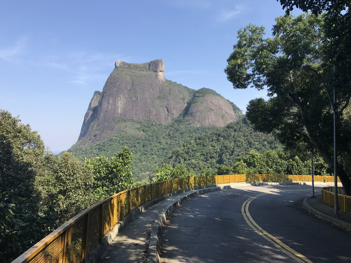 É uma cidade linda demais

Você está em uma estrada em São Conrado e, de repente, se depara com essa vista 

Mas é uma cidade muito difícil de se viver, como diria Fernanda Abreu, é o "purgatório da beleza e do caos"

O problema é parar p tirar a foto, corre o risco de ser