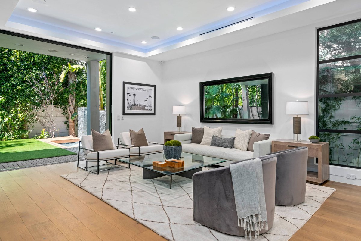 marcorufo's tweet image. Indoor-outdoor living done right 🌿
Clean neutrals, soft textures, and that seamless flow to the garden—this space feels open, calm, and made for unwinding.
#LivingRoomGoals #IndoorOutdoorLiving #ModernHome #NeutralAesthetic #HomeInspo #LuxuryLiving