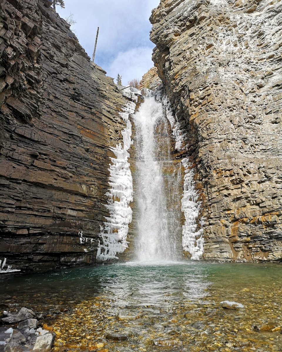 ¡Qué ganas de estar ahí! Imagínate descubriendo esta cascada escondida entre rocas y hielo, un rincón mágico en plena naturaleza ✨🌊. #Aventura #Viajes

#QuieroEstarAhi y #QuieroViajar