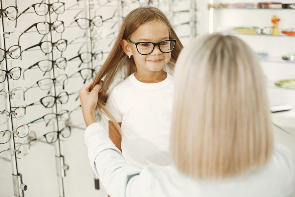 clicnetsante's tweet image. 👓 Trois adultes sur quatre portent des lunettes. Pourtant, le rôle de l’opticien-lunetier va bien au-delà de la correction visuelle. Ce que vous ignorez peut changer votre regard : clicnet.fr/le-metier-dopt… #Vision #Audition