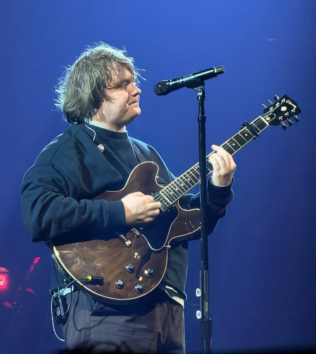 tomlinson19913's tweet image. amazing night with @LewisCapaldi in Boston #StayLove #Survive