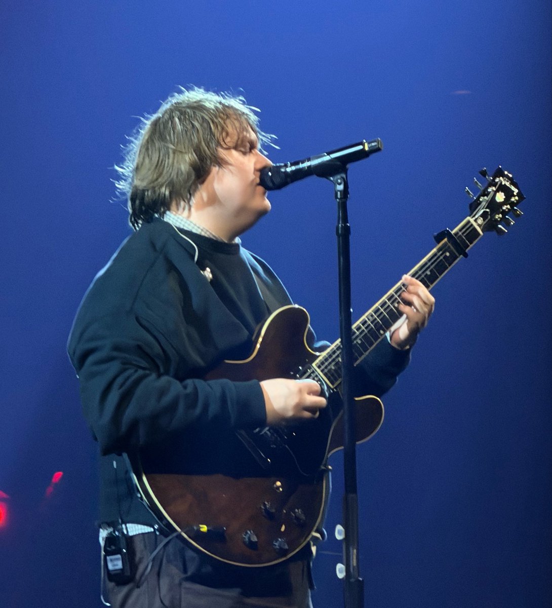 tomlinson19913's tweet image. amazing night with @LewisCapaldi in Boston #StayLove #Survive