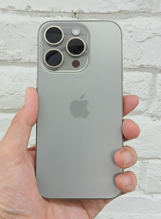 worldmobile0022's tweet photo. iPhone1円リポストキャンペーン実施中！
（※詳細は固定ポスト等をチェック！）

「Proモデルは欲しいけど、10万円以上はちょっと…」 
そんな風に購入を迷っていませんか？ 
実は今、当店にとんでもない目玉商品があるんです。 
憧れのチタンボディが、まさかの10万円切りです。

📱iPhone 15 Pro 
💾128GB 
✨中古Aランク 💰税込：92,400円

中古品という扱いでこの価格になっています。 
ですが、Aランクなので外装は非常にピカピカです。
 新品より数万円も安く買えるなんて、正直ズルいですよね。 
浮いたお金で、少しリッチなケースやフィルムも揃えられます。

ネットの写真だと本当に綺麗か不安…という方もご安心を。 店頭なら、実機をしっかり握って傷の有無を確かめられますよ🙆‍♂️

✨髪色もある程度OK！（応相談） 未経験歓迎！アルバイト募集中☕️
・営業時間：11:00~20:00
・GMB365Plus1川越クレアモール店 　
マップ→ https://t.co/3eUzuPWHXV