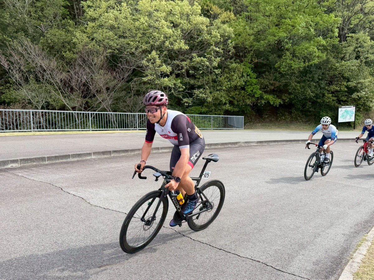 hassy_hardcore's tweet image. 西日本ロード
はりちゅうロードレースMクラスタ
無事勝てました！
兵庫県出身だからこそ、表彰台乗りたかったのですが頂上です！
最高に楽しめたレースでした。
シューズはもちろんLAKE CX333
上りも下りも高強度耐えれるホールド感がたまらん。そしてスプリントもガッツリ踏めました！　#mkw  #lake