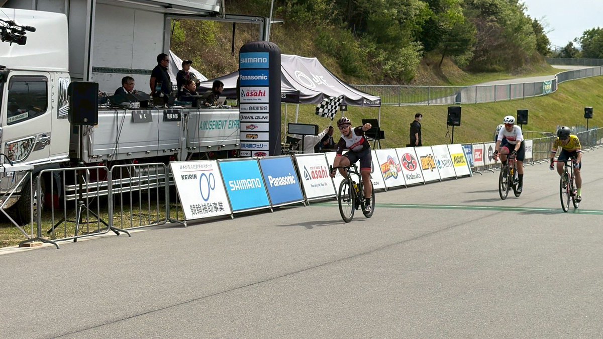 hassy_hardcore's tweet image. 西日本ロード
はりちゅうロードレースMクラスタ
無事勝てました！
兵庫県出身だからこそ、表彰台乗りたかったのですが頂上です！
最高に楽しめたレースでした。
シューズはもちろんLAKE CX333
上りも下りも高強度耐えれるホールド感がたまらん。そしてスプリントもガッツリ踏めました！　#mkw  #lake