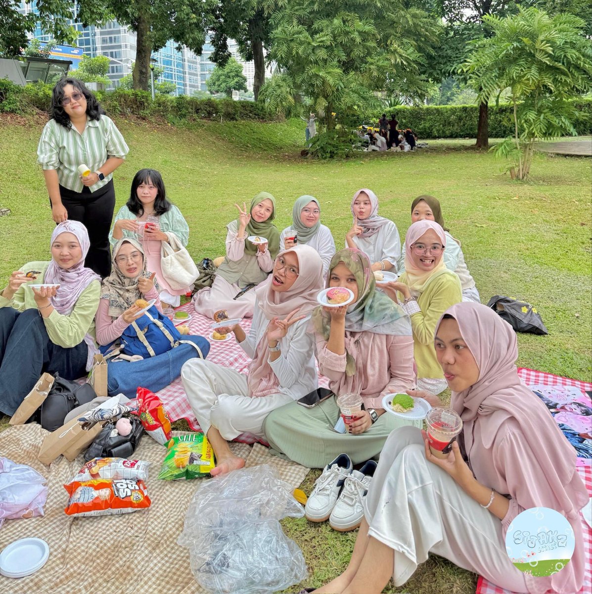 Sijakz_corner's tweet photo. 𝑭𝒓𝒐𝒎 𝒃𝒍𝒐𝒐𝒎𝒊𝒏𝒈 𝒎𝒐𝒎𝒆𝒏𝒕𝒔 𝒕𝒐 𝒘𝒂𝒓𝒎 𝒎𝒆𝒎𝒐𝒓𝒊𝒆𝒔, 

Let's look back at our favorite scenes from a day filled with joy, laughter, and love. Thank you for joining this event! 💚🩷

See more here!
https://t.co/0DUoVBNs7Z 

#ADecadeWithSijakz #SijakzCorner https://t.co/rbPYoA1oq5