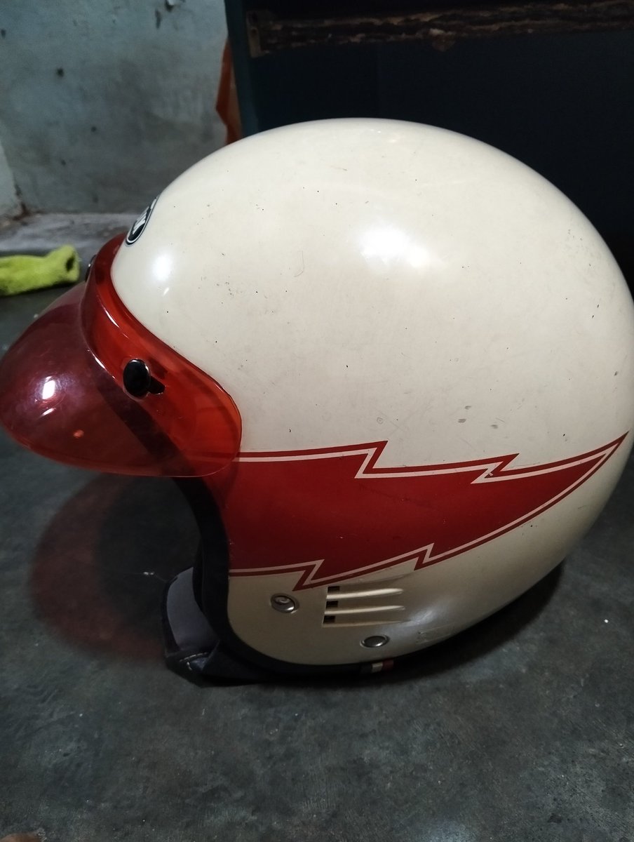 si_ansos's tweet photo. WTS! beli helm gratis tas!! 100k aja. Dom Jawa Timur. Minus helm kelihatan di pic. Size M, Tidak Hijab Cepol friendly. https://t.co/5d1jYiMIit