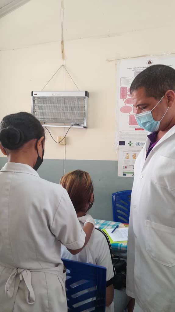 El Dr Ernesto Acosta EspMGI de #APSDili de #BMCTL🇨🇺🇹🇱demuestra en Centro de Salud Comoro que la educación en el trabajo con modelo vivo es primordial en la formación de estudiantes de 6to año #ESM , ética, excelencia y profesionalismo en función del pueblo timorense 
#CubaCoopera