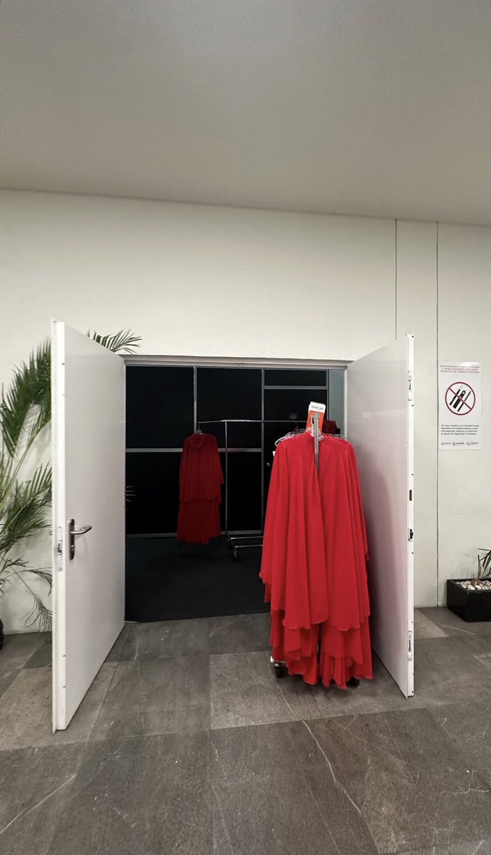 Weeknd Robe Star The Star Girls’ robes are red again, and the golden hoops are back! 🔥 ...