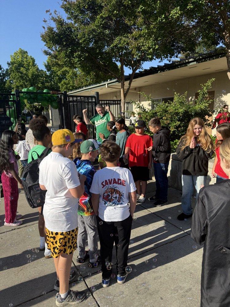 JulieCroy11's tweet photo. Our house of Courage welcomed students to school on Friday with balloons, bubbles and cheers ๐ #lvpride #weareBUSD https://t.co/GwU0hIgN1c