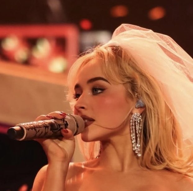 i just noticed the lace detailed mics woww