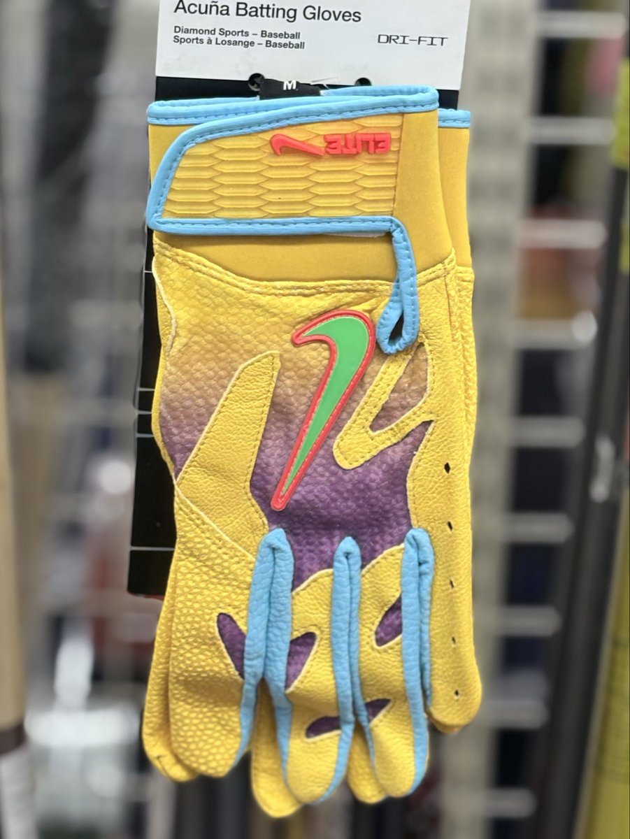 t_shinjuku_bb's tweet image. ✨Nike新作手袋🧤入荷✨

まさにオシャレ‼️
目立つ事間違い無し😑‼️

#NIKE
#バッティング手袋
#アクーニャJR
#野球
#野球用品
#野球専門店
#新宿
#歌舞伎町
#ベースボールときわ
#大学野球
#高校野球
#草野球