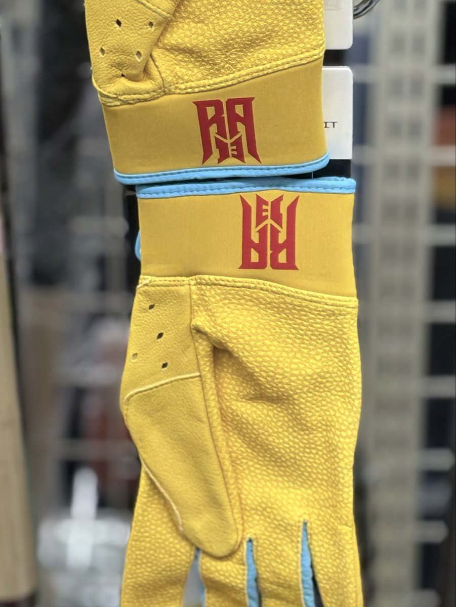 t_shinjuku_bb's tweet image. ✨Nike新作手袋🧤入荷✨

まさにオシャレ‼️
目立つ事間違い無し😑‼️

#NIKE
#バッティング手袋
#アクーニャJR
#野球
#野球用品
#野球専門店
#新宿
#歌舞伎町
#ベースボールときわ
#大学野球
#高校野球
#草野球