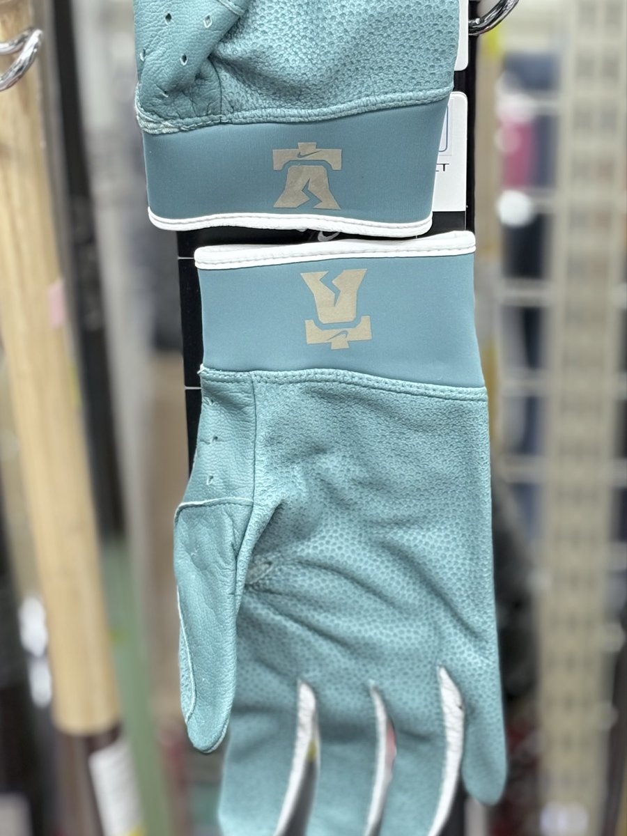 t_shinjuku_bb's tweet image. ✨Nike新作手袋🧤入荷✨

まさにオシャレ‼️
目立つ事間違い無し😑‼️

#NIKE
#バッティング手袋
#アクーニャJR
#野球
#野球用品
#野球専門店
#新宿
#歌舞伎町
#ベースボールときわ
#大学野球
#高校野球
#草野球