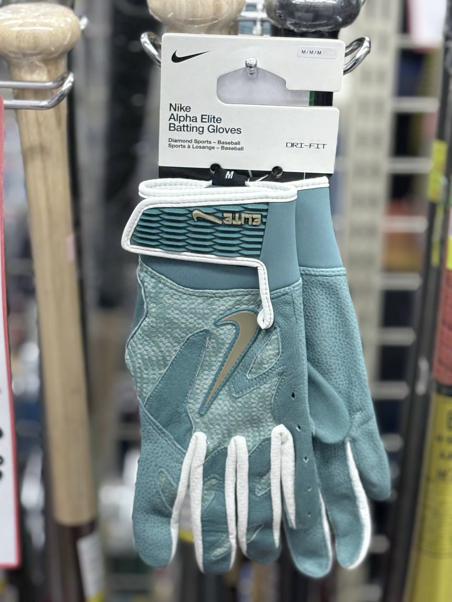 t_shinjuku_bb's tweet image. ✨Nike新作手袋🧤入荷✨

まさにオシャレ‼️
目立つ事間違い無し😑‼️

#NIKE
#バッティング手袋
#アクーニャJR
#野球
#野球用品
#野球専門店
#新宿
#歌舞伎町
#ベースボールときわ
#大学野球
#高校野球
#草野球