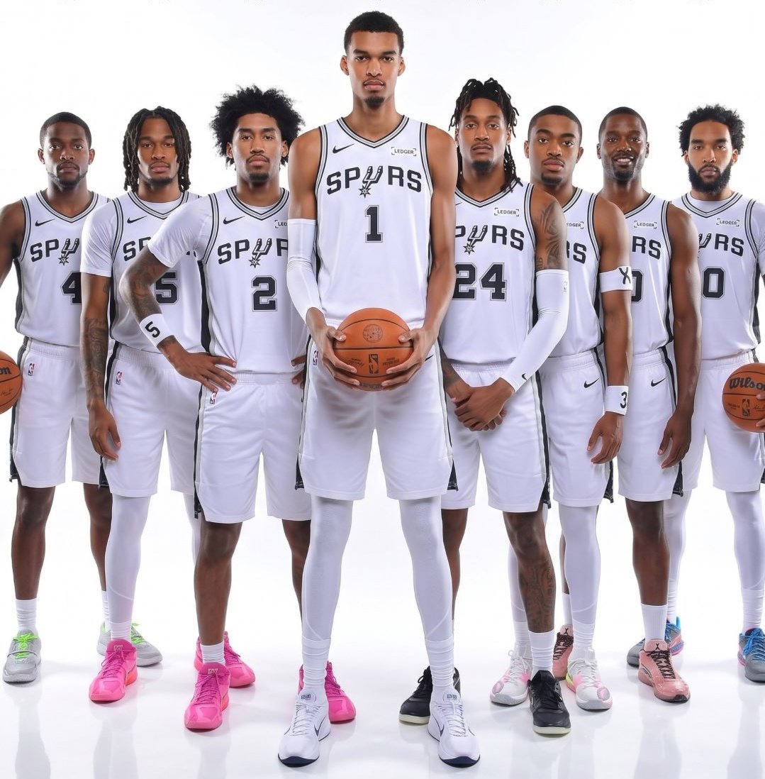 BonnerMVP_'s tweet image. HOJE ENTRA EM QUADRA O SAN ANTONIO SPURS... VOLTANDO AOS PLAYOFFS APÓS 7 LONGOS ANOS...

A ATMOSFERA AQUI NAS RUAS DE SAN ANTONIO ESTÃO DIFERENTES... AS VIBES ESTÃO DIFERENTES... POSSO SENTIR QUE CHEGAREMOS NA TERRA PROMETIDA

VAMOS POR MAIS... #PORVIDA #GOSPURSGO