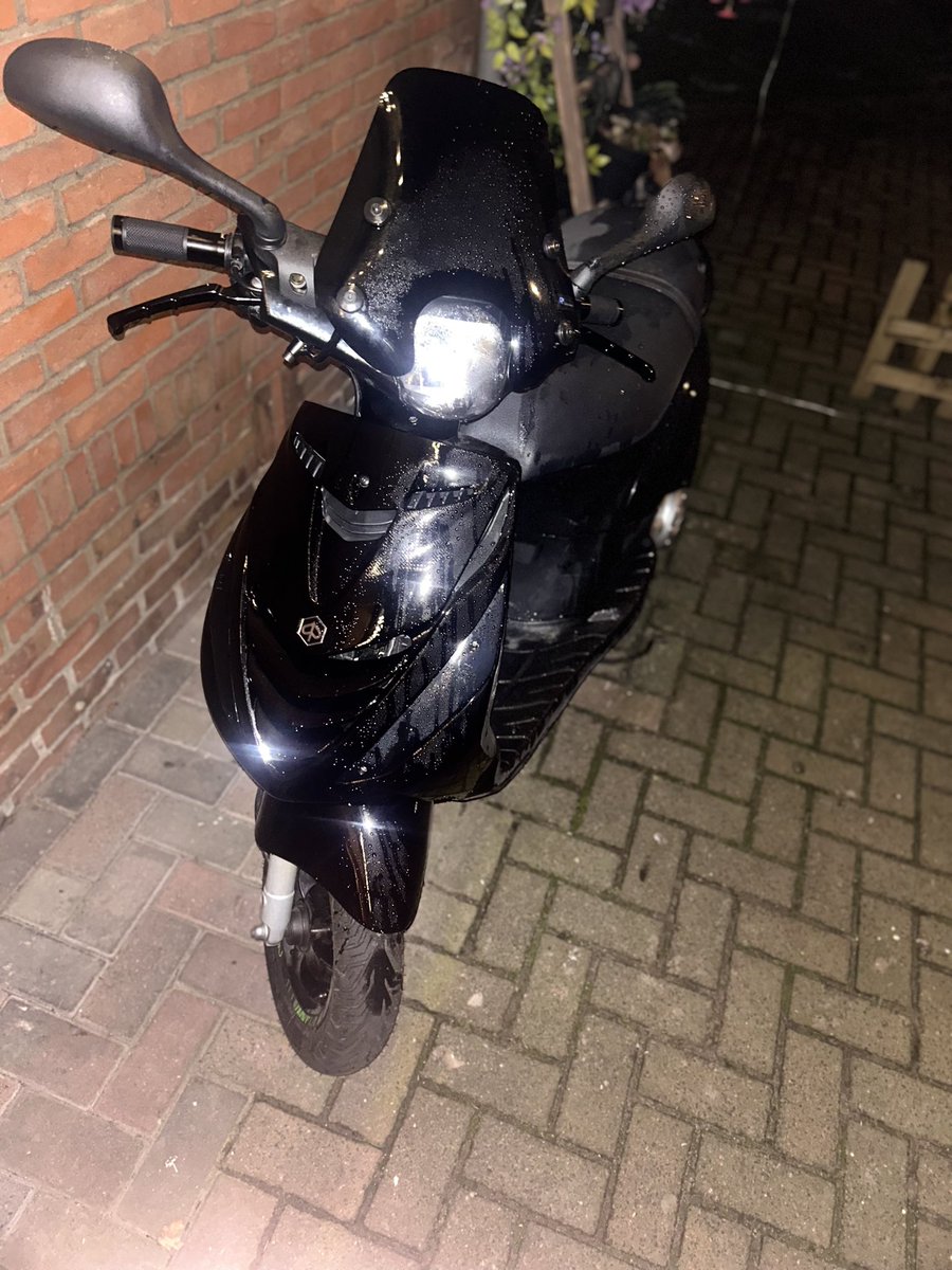Graag hulp(delen)‼️Tussen 2:00-5:00 uur 18-4(zaterdagnacht) is de scooter gestolen v kind #enschede #stationplein #scooterplaats tov @vanderpoel🍦kenteken FRD-86-T zwart Piaggio Zip <a href="/PolitieEnschede/">PolitieEnschede</a>