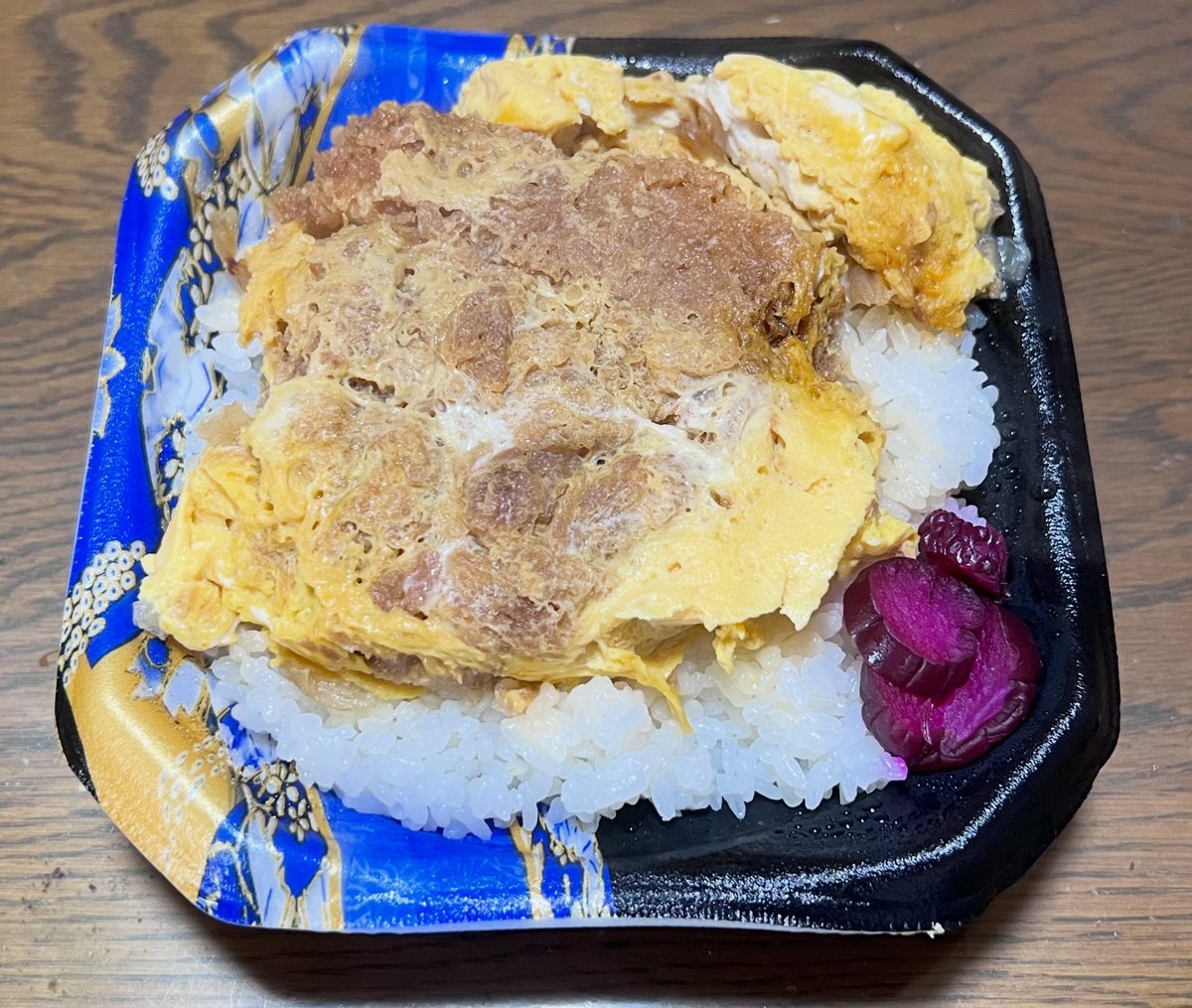 本日の昼食は かつ丼🥩🍚🥢

🥩
🥩
🥩

#かつ丼 
#お弁当
#食事
#昼食
#ランチ
#昼ごはん