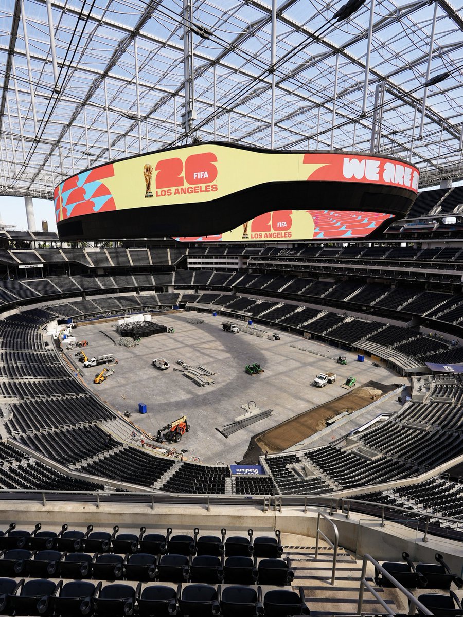 ملعب SoFi Stadium قبل أقل من شهرين على بدء كأس العالم ٢٠٢٦

يتم إزالة المقاعد في زوايا الملعب وفقا لمعايير الفيفا  

سيتم تركيب أرضية الملعب من العشب الطبيعي

يعتبر أجمل الملاعب المستضيفة لمباريات المونديال ٢٠٢٦