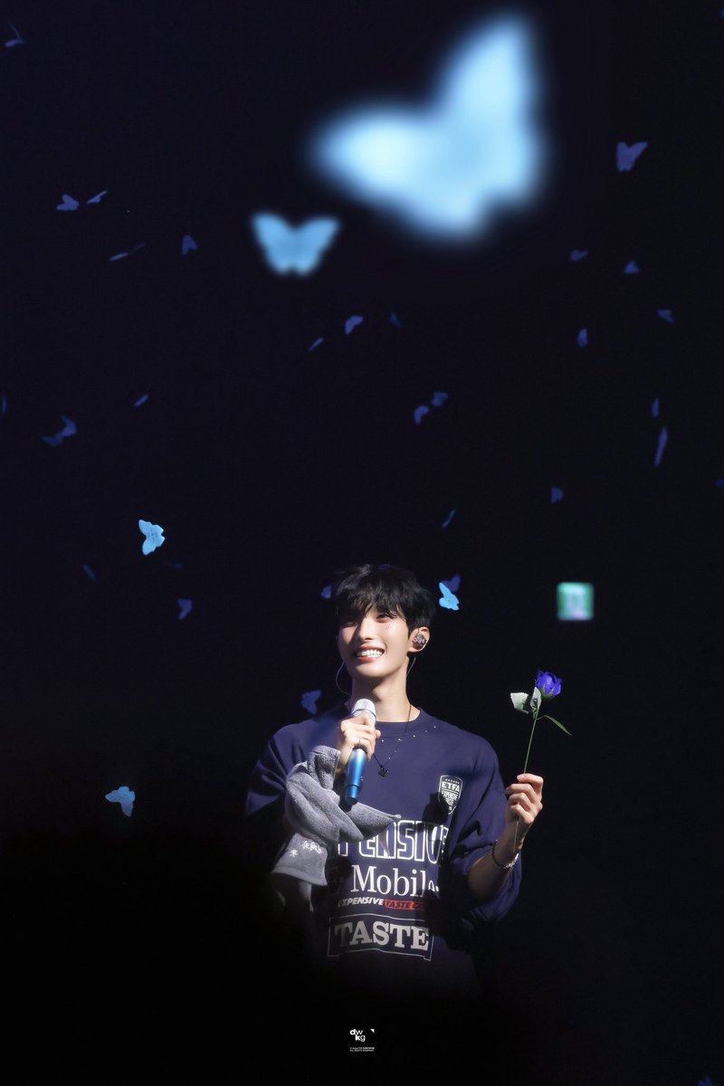 KyeomsBaekery's tweet photo. all dokyeom shots from the dxs concert are totally wallpaper worthy https://t.co/RczNQKpuOe