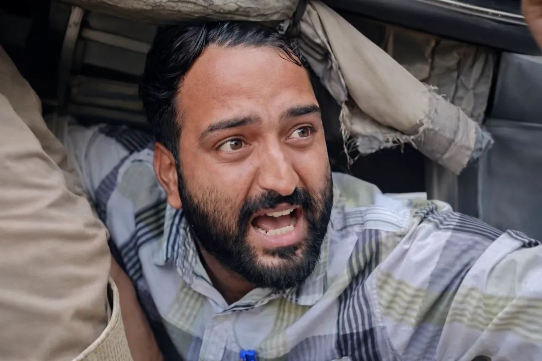 ये हैं पत्रकार असित यादव जी। ये अपने इटावा,मैनपुरी और आस पास के जिले की खबरें अपने चैनल के माध्यम से पहुंचाते थे जनता के बीच। इन्होंने बड़े छोटे हर तरह के स्थानीय बीजेपी नेताओं की खबरें, उनके काम को लेकर खबरे चलाई पर इनको किसी ने कोई धमकी नहीं मिली।
फिर एक दिन इटावा के सपा सांसद