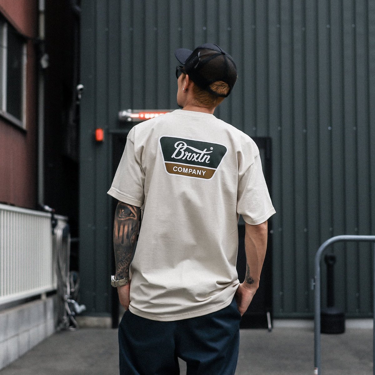 Feelin_osaka's tweet image. 【BRIXTON】LINWOOD S/S STD (CREAM/DARK GREEN/METAL BRONZE)
173cm Lサイズ着用
feelin-osaka.com/products/brixt…

定番”LINWOOD”ロゴを落とし込んだTシャツからニューカラーが登場。
BRIXTONならではのヴィンテージライクな配色で抜群の雰囲気に仕上がった1枚。

#brixton #ブリクストン #feelinosaka