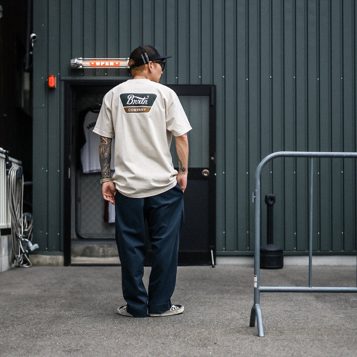 Feelin_osaka's tweet image. 【BRIXTON】LINWOOD S/S STD (CREAM/DARK GREEN/METAL BRONZE)
173cm Lサイズ着用
feelin-osaka.com/products/brixt…

定番”LINWOOD”ロゴを落とし込んだTシャツからニューカラーが登場。
BRIXTONならではのヴィンテージライクな配色で抜群の雰囲気に仕上がった1枚。

#brixton #ブリクストン #feelinosaka